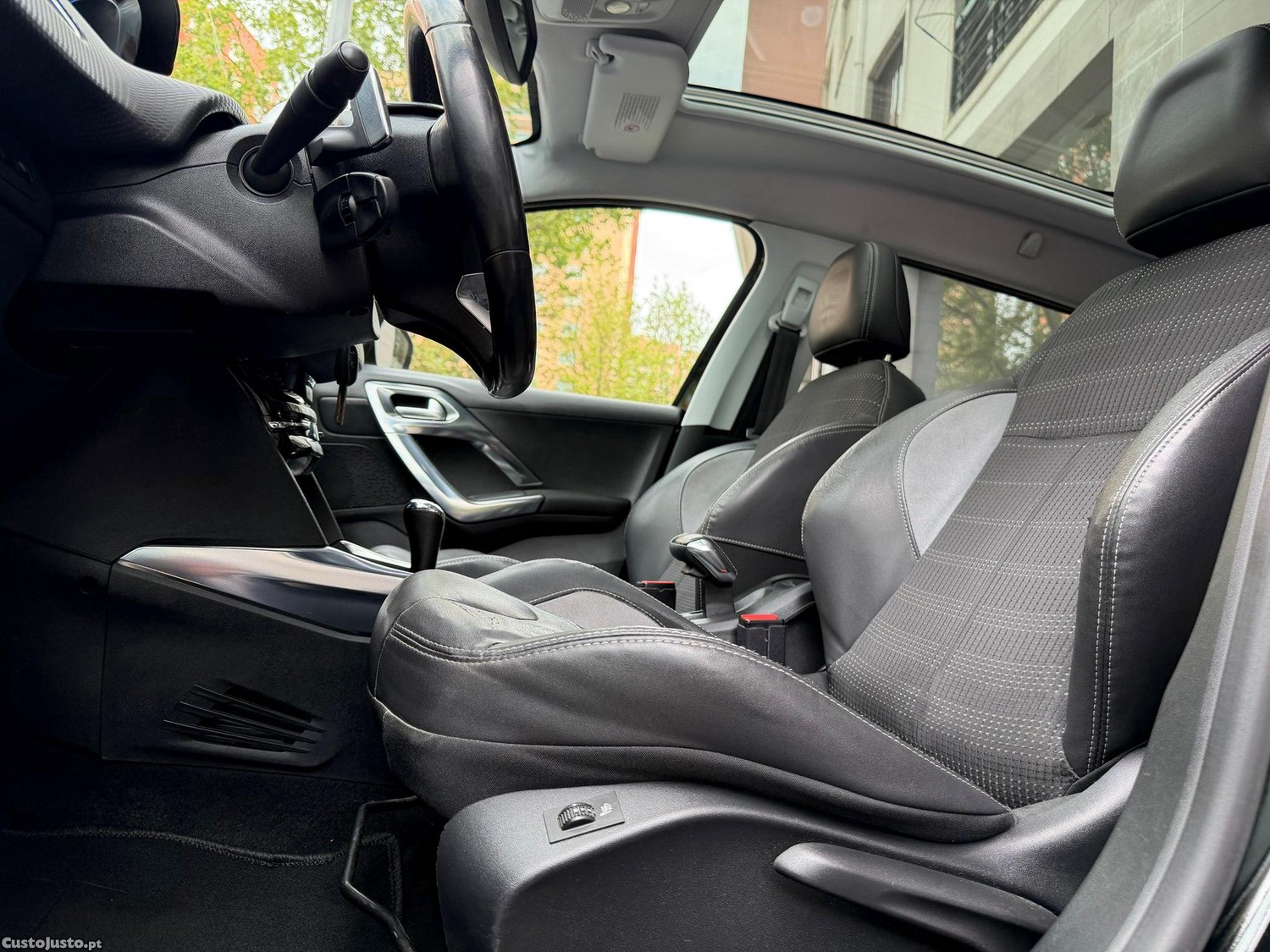Peugeot 2008 1.6 e-HDi Allure 2-Tronic — fotografia 17