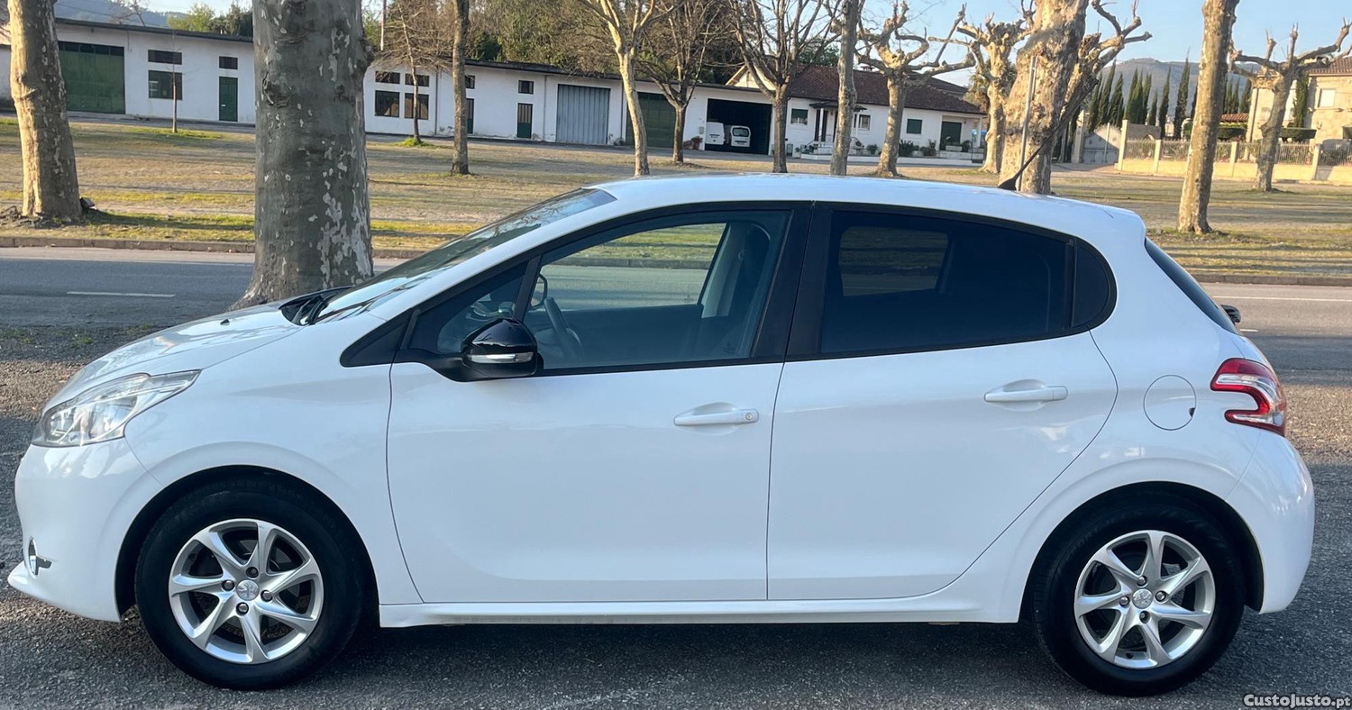 Peugeot 208 Allure — fotografia 10