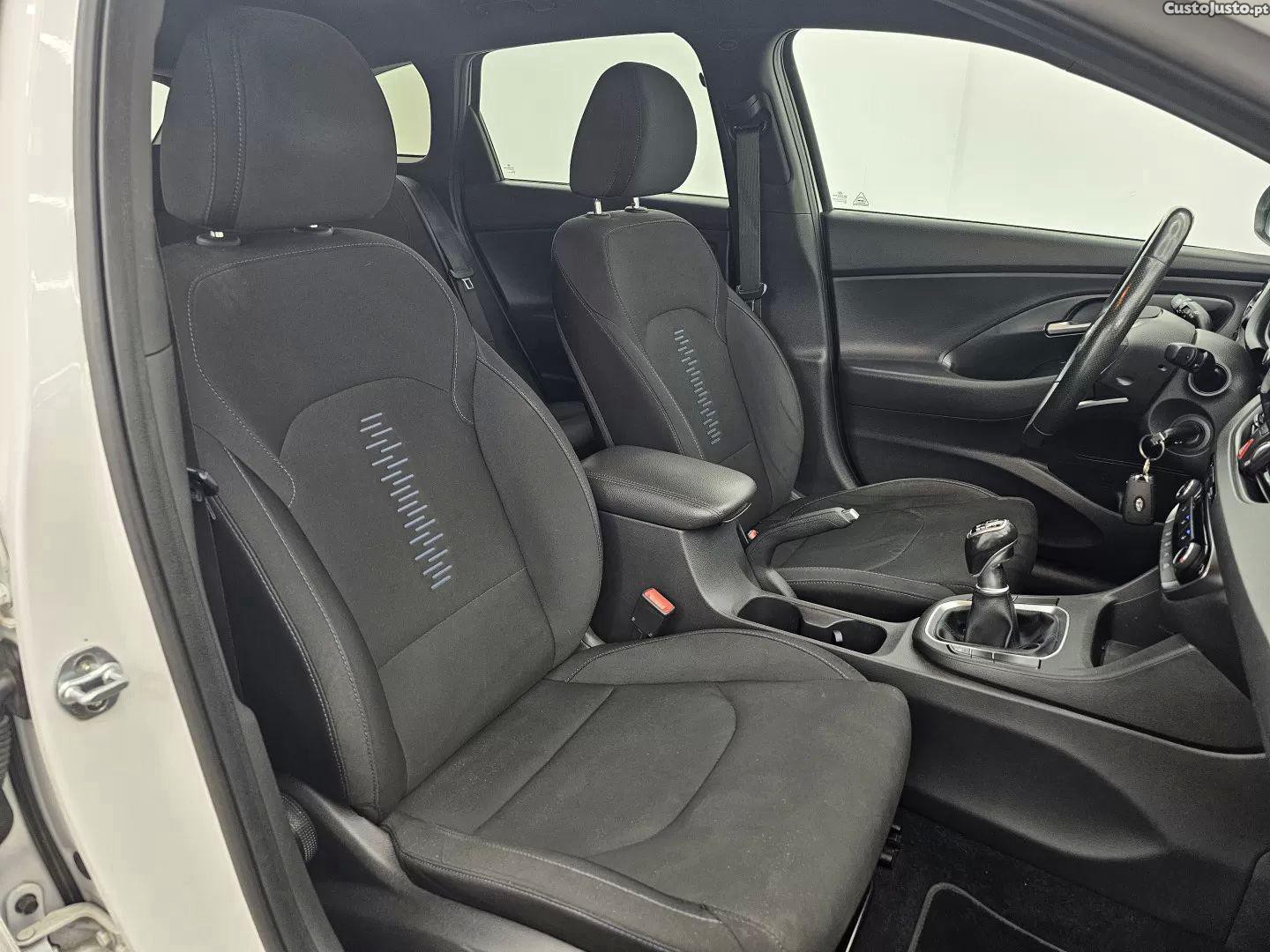 Hyundai Trajet 1.0 t-gdi comfort+navi — fotografia 6
