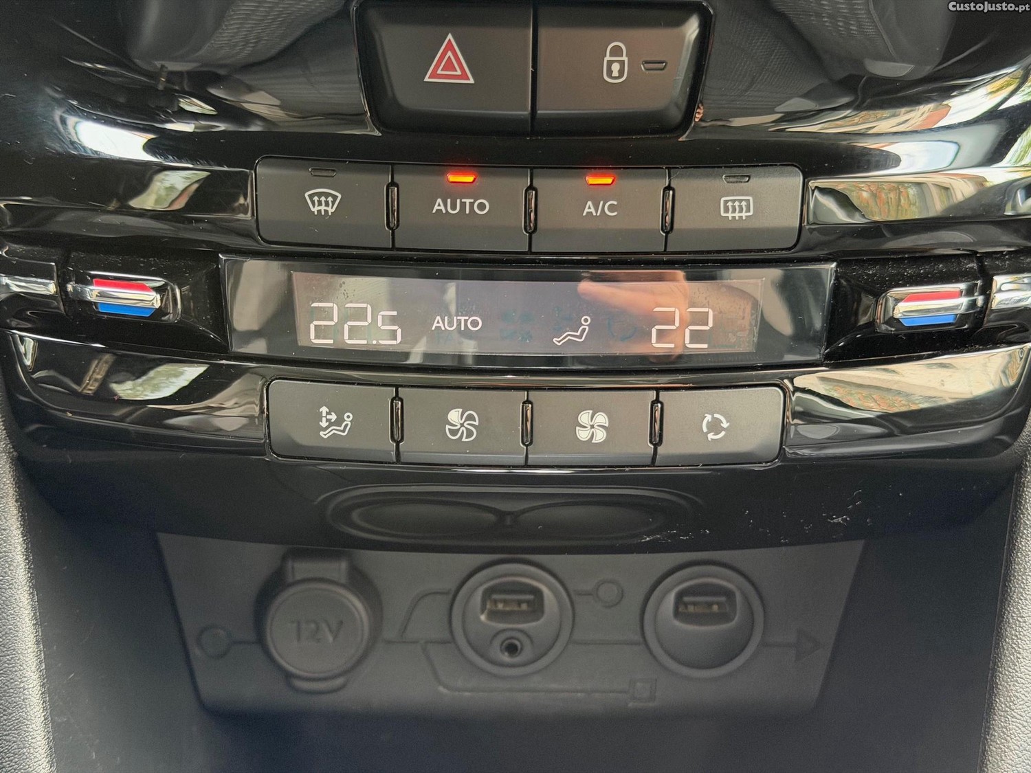 Peugeot 2008 1.6 e-HDi Allure 2-Tronic — fotografia 8
