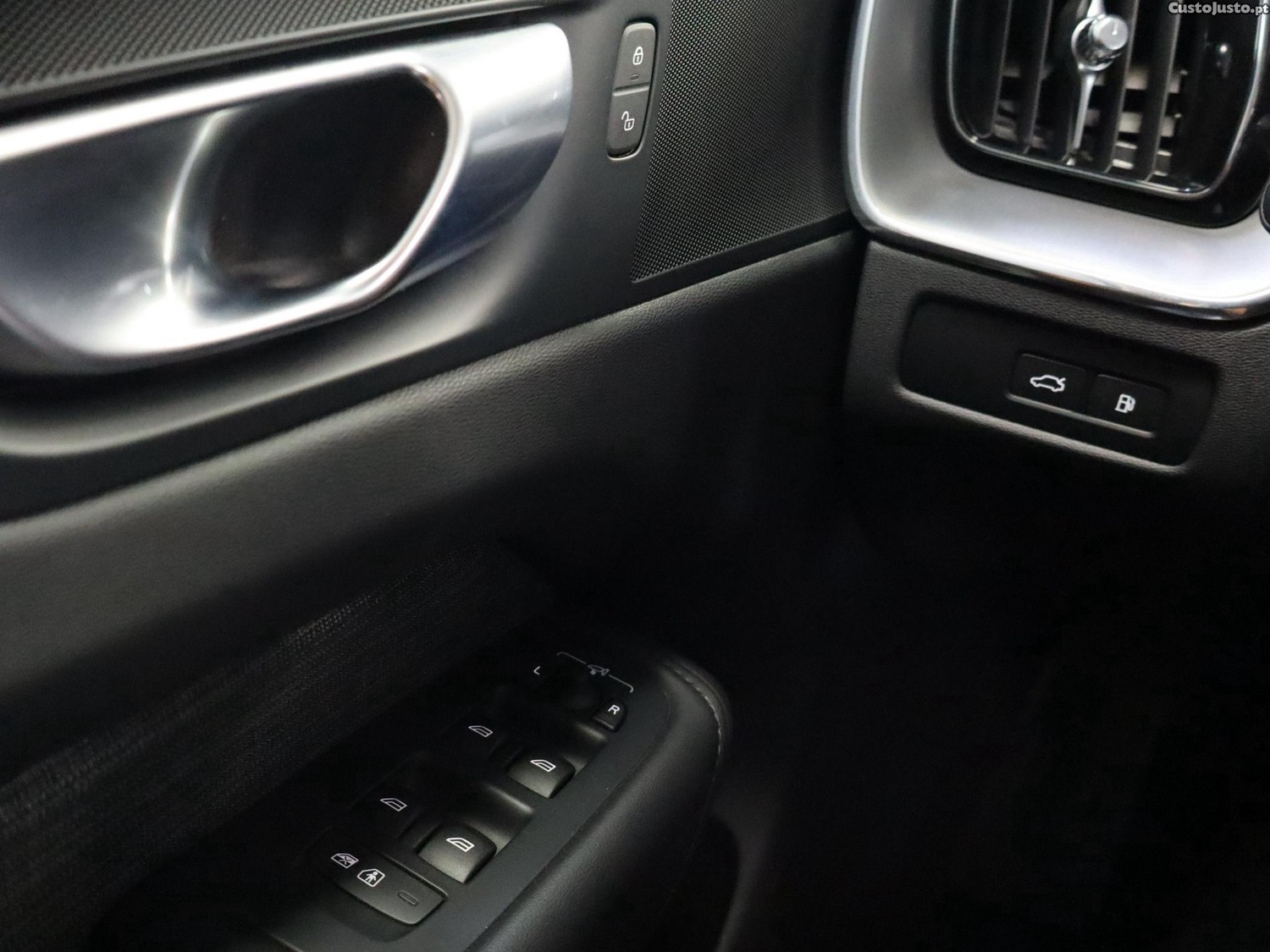 Volvo XC 60 2.0 T6 PHEV Core AWD — fotografia 11