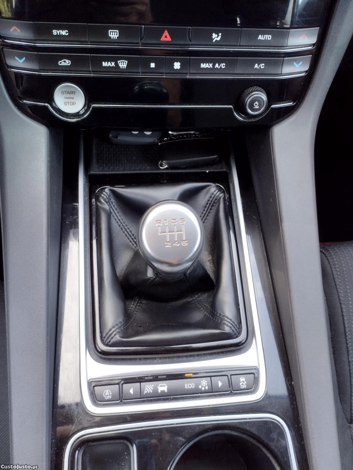 Jaguar F-Pace 2.0 i 4D Prestige - CX. Manual - GPS - Camara Marcha Tras - Classe 1 Portagens - DISTRIBUIÇAO NOVA — fotografia 10