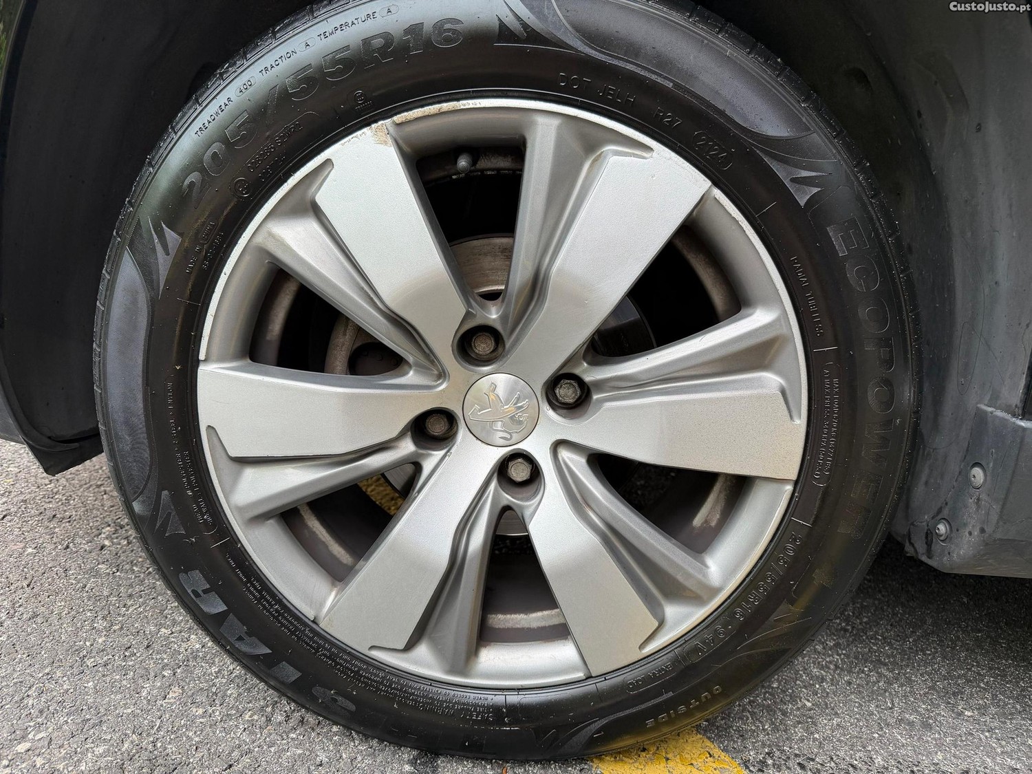 Peugeot 2008 1.6 e-HDi Allure 2-Tronic — fotografia 12