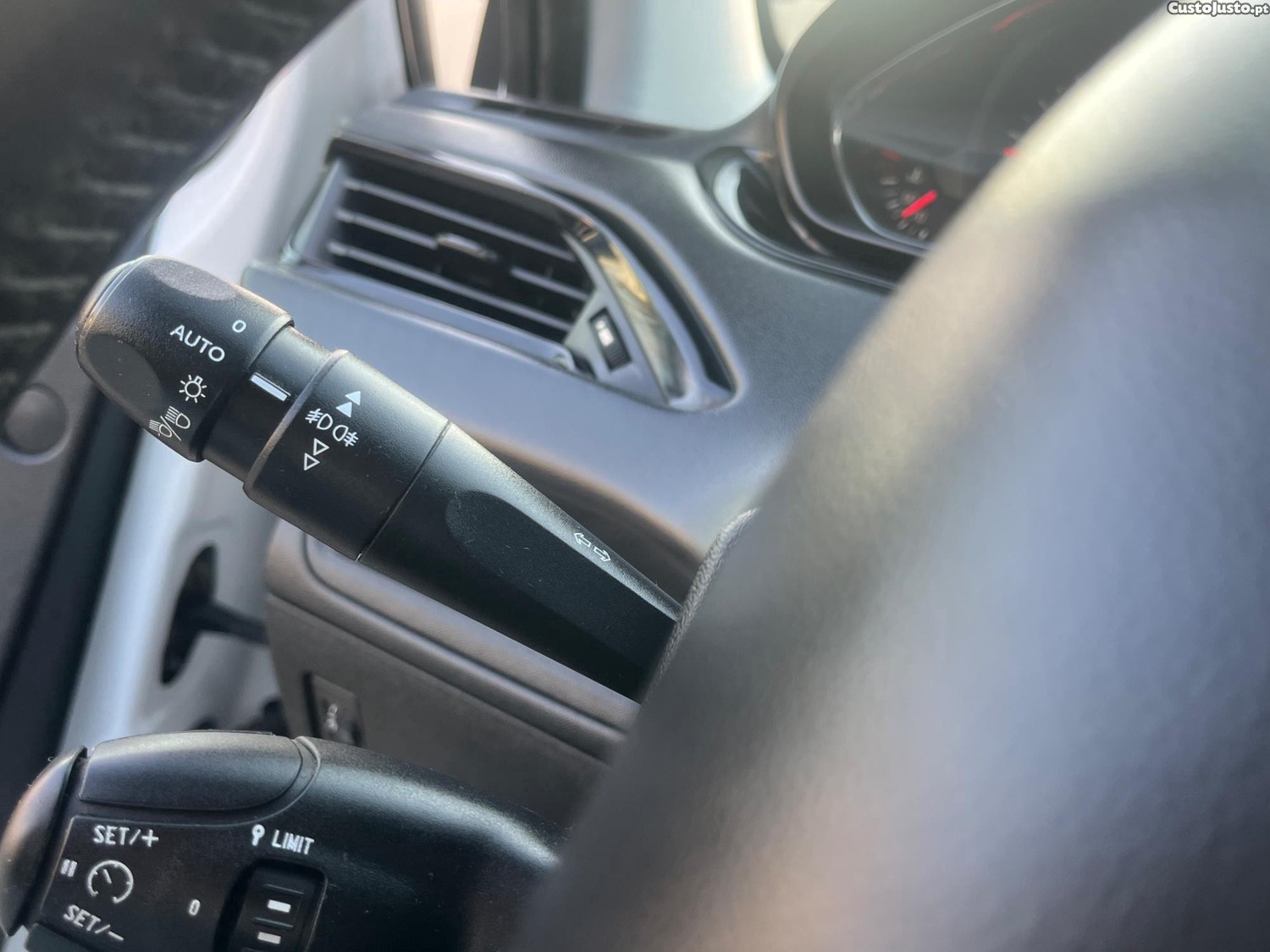 Peugeot 208 Allure — fotografia 6