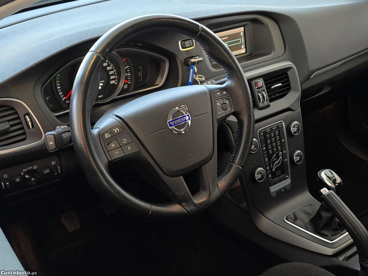 Volvo V40 2.0 D2 Momentum NACI — fotografia 17