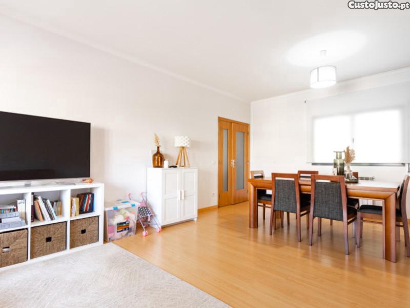 Apartamentot2 Com Garagem E Varanda, Figueira...