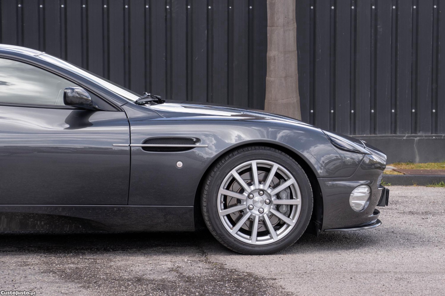 Aston Martin V12 Vanquish S — fotografia 3