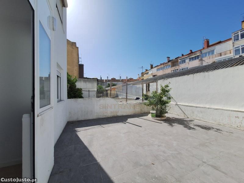 Apartamento Com Dois Quartos E Amplo Logradouro.