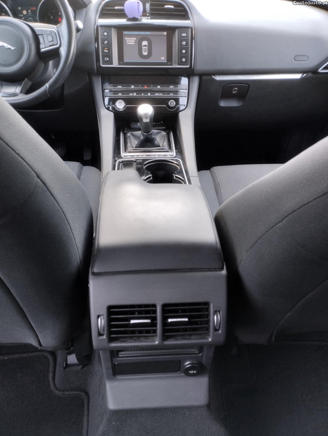 Jaguar F-Pace 2.0 i 4D Prestige - CX. Manual - GPS - Camara Marcha Tras - Classe 1 Portagens - DISTRIBUIÇAO NOVA — fotografia 11