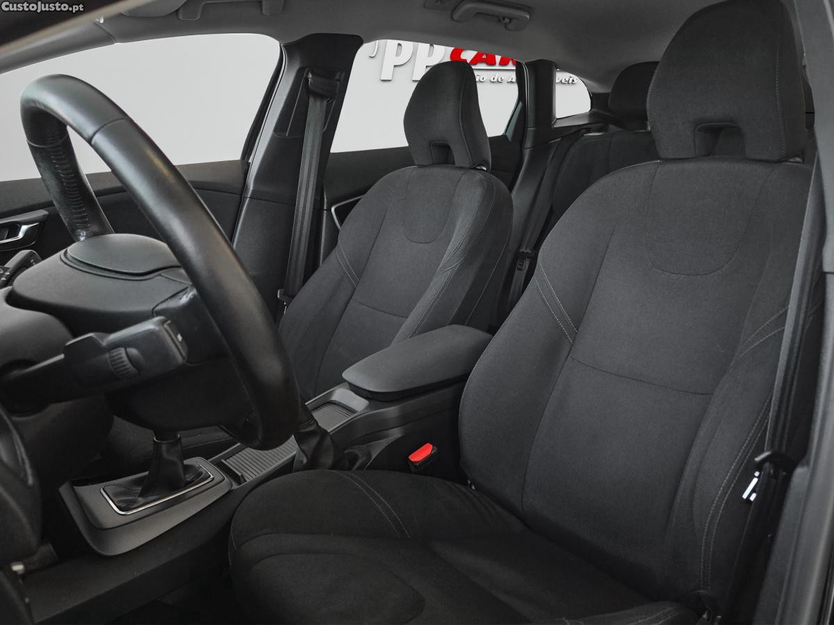 Volvo V40 2.0 D2 Momentum NACI — fotografia 14