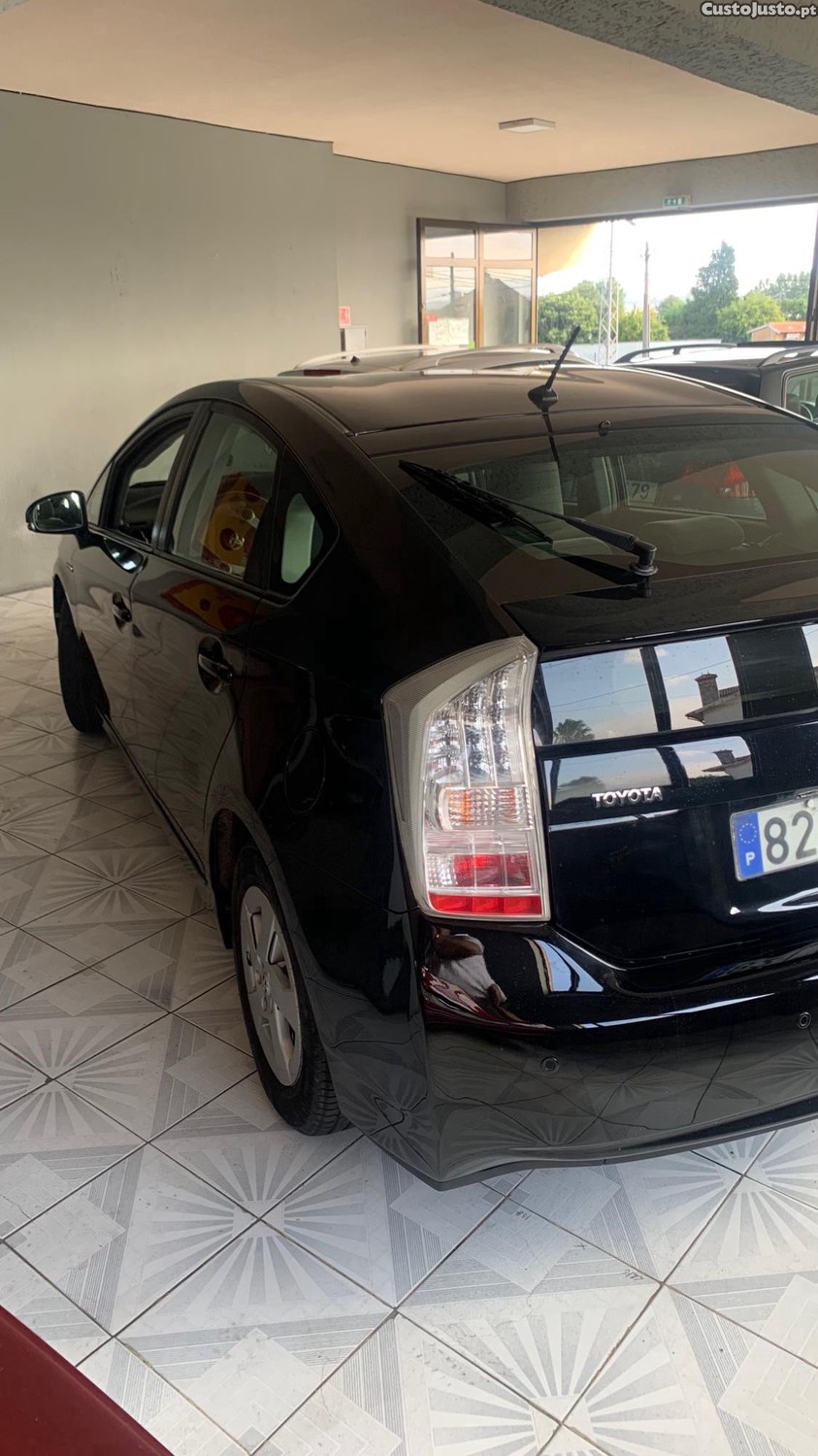 Toyota Prius 1.8 HYBRID — fotografia 2