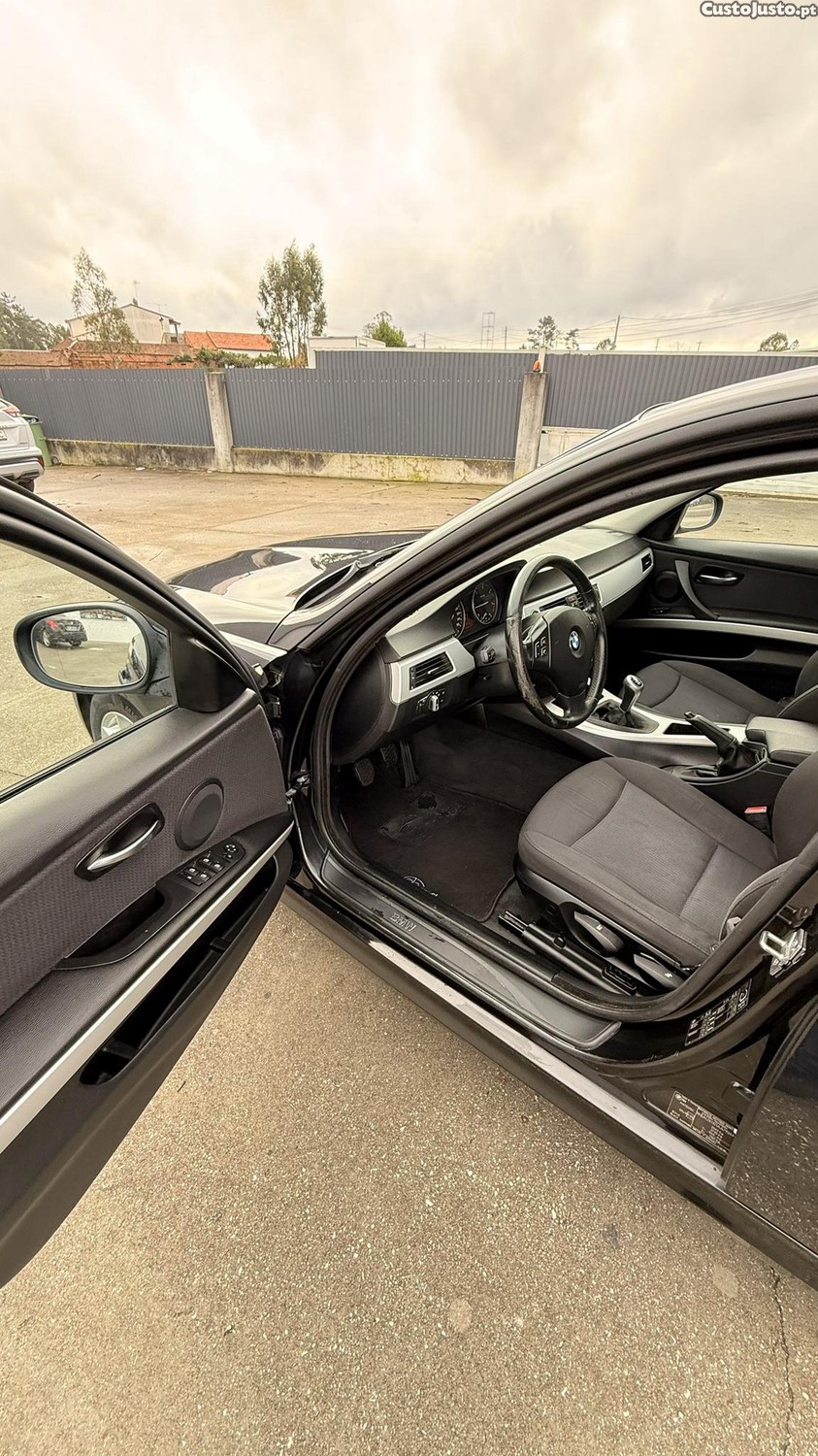 BMW 318 D Touring de 2009 — fotografia 9