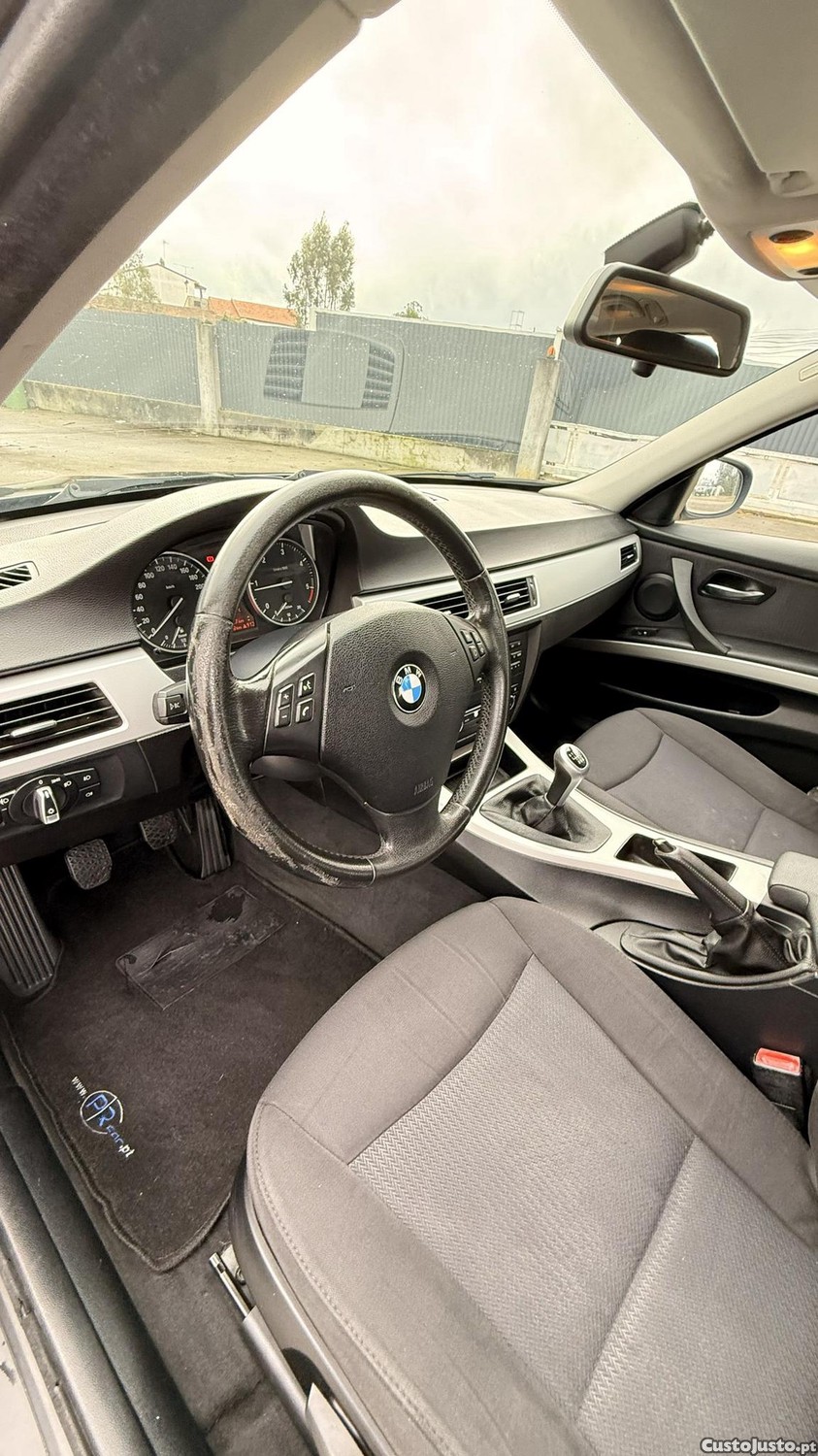 BMW 318 D Touring de 2009 — fotografia 8