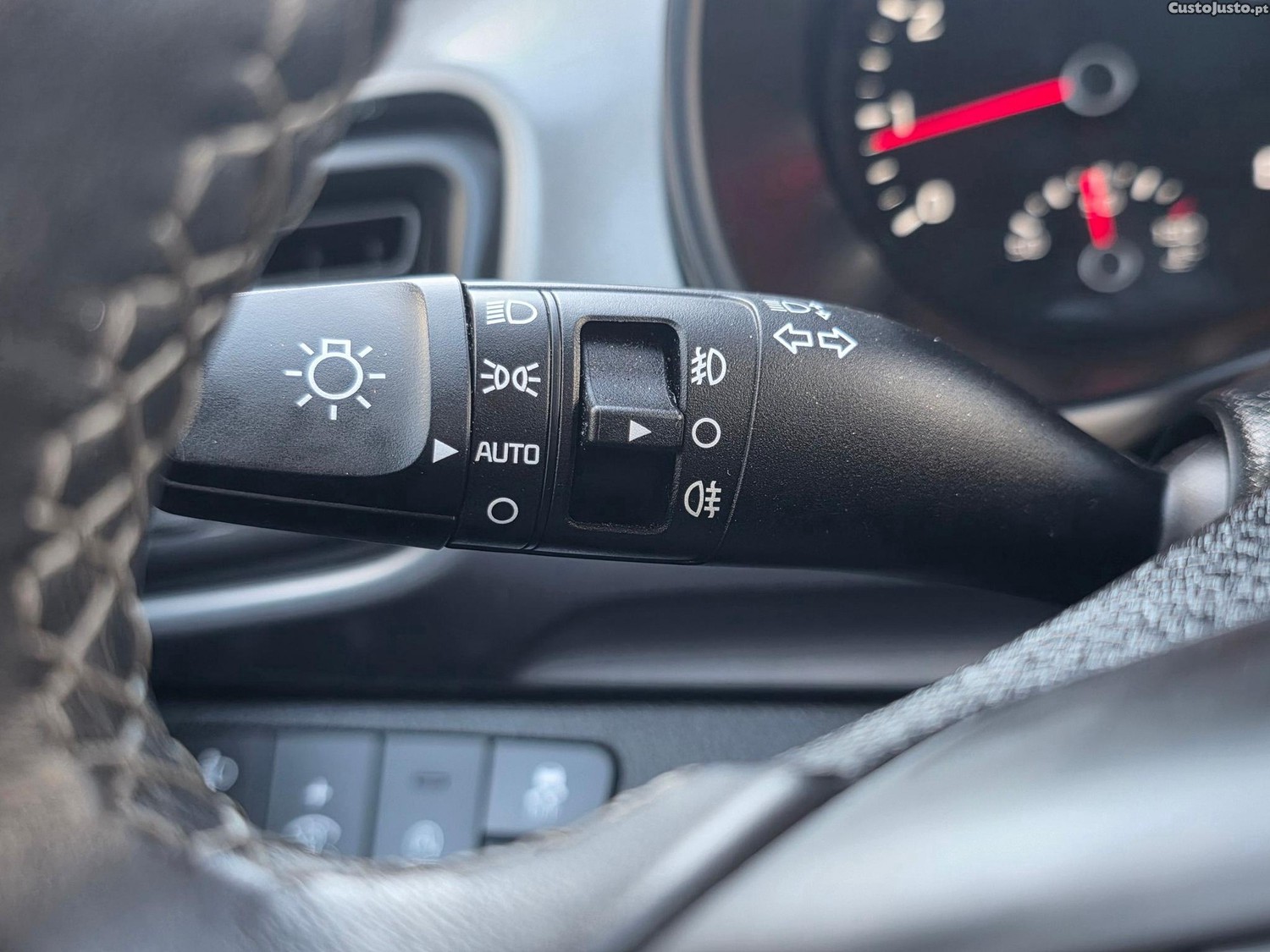 Kia Stonic 1.2 Dynamic — fotografia 12