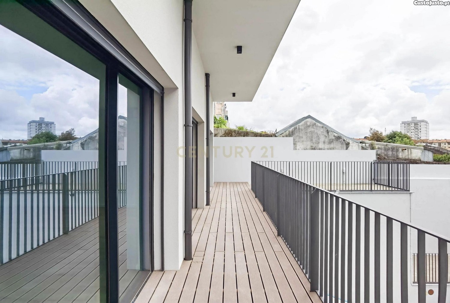 Apartamento T2+1 Duplex com Garagem, Arrumos e Amplas Varandas   Rua Aires Ornelas, Porto
