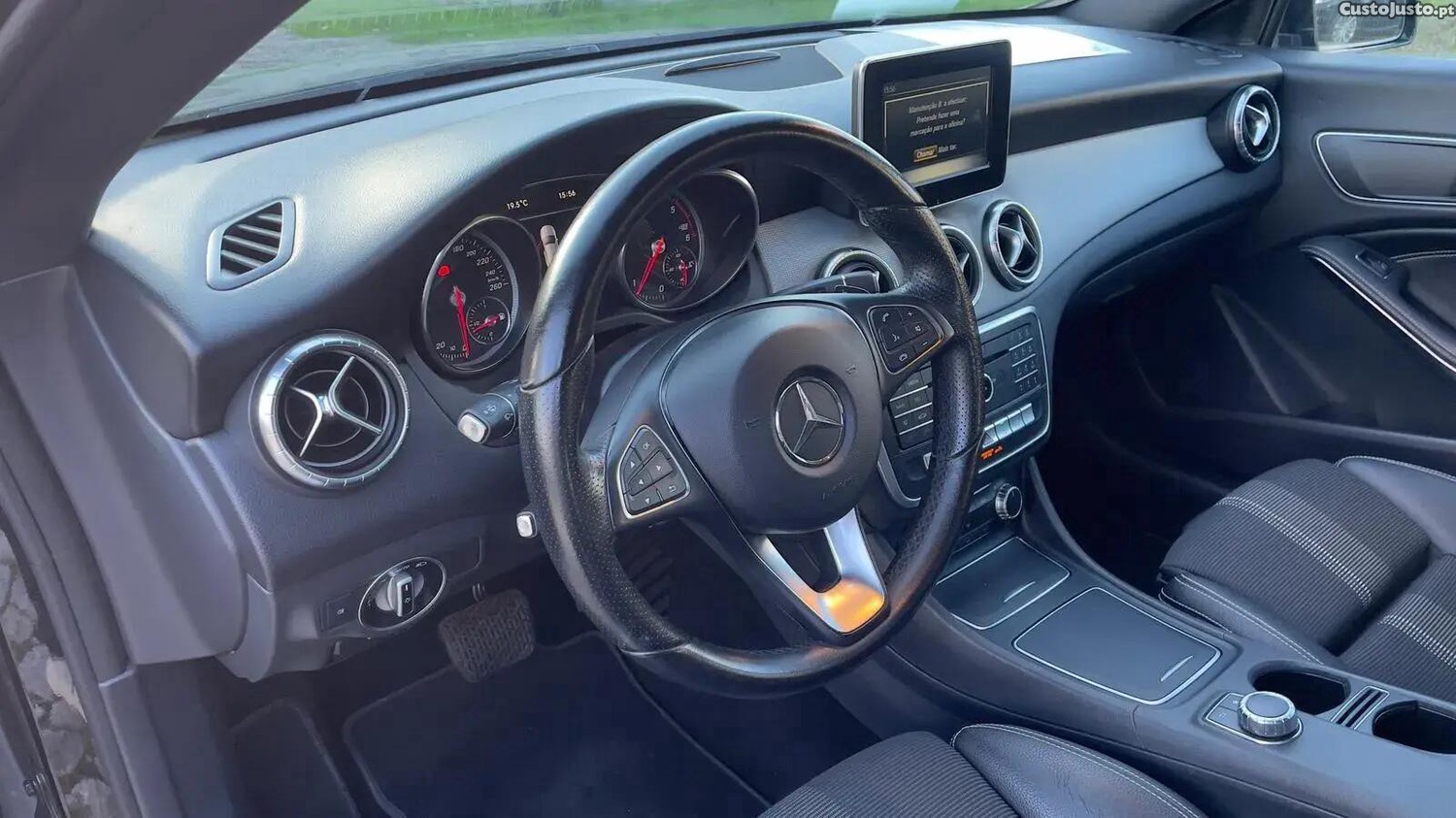 Mercedes-Benz CLA 200 d Urban Aut. — fotografia 15