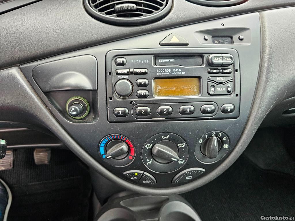 Ford Focus Sw 1.4i 16v 75cv 06/2000 — fotografia 3
