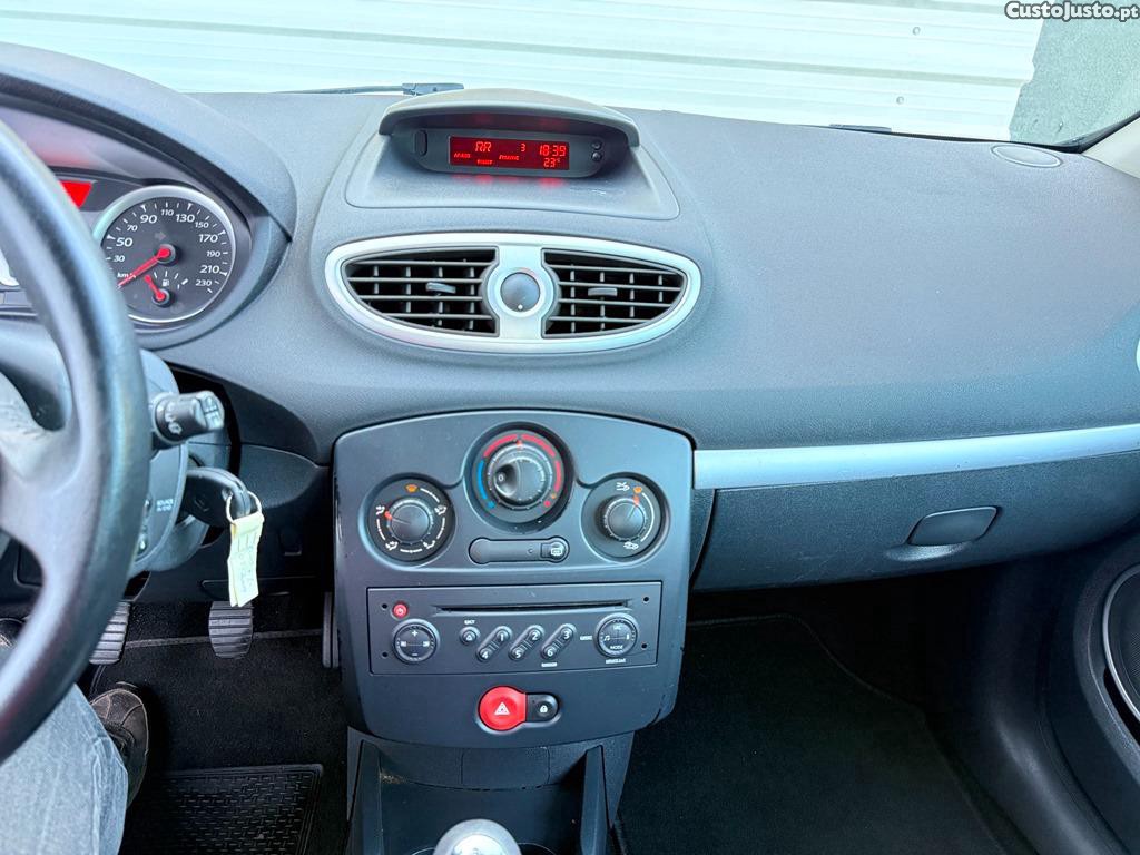Renault Clio 1.2i 16v 75cv 03/2009 — fotografia 3