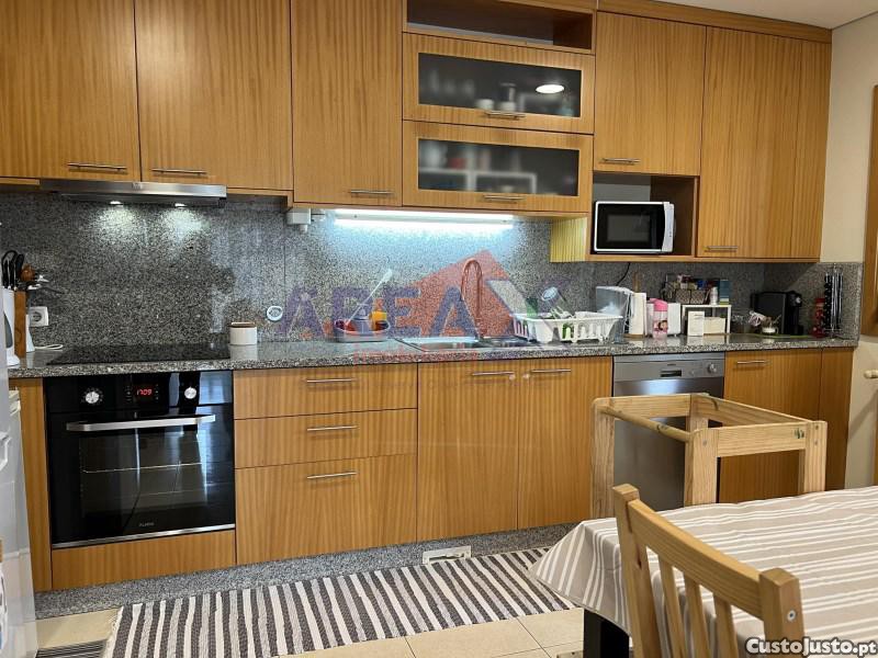 Apartamento T2 Com Suite E Garagem Fechada.