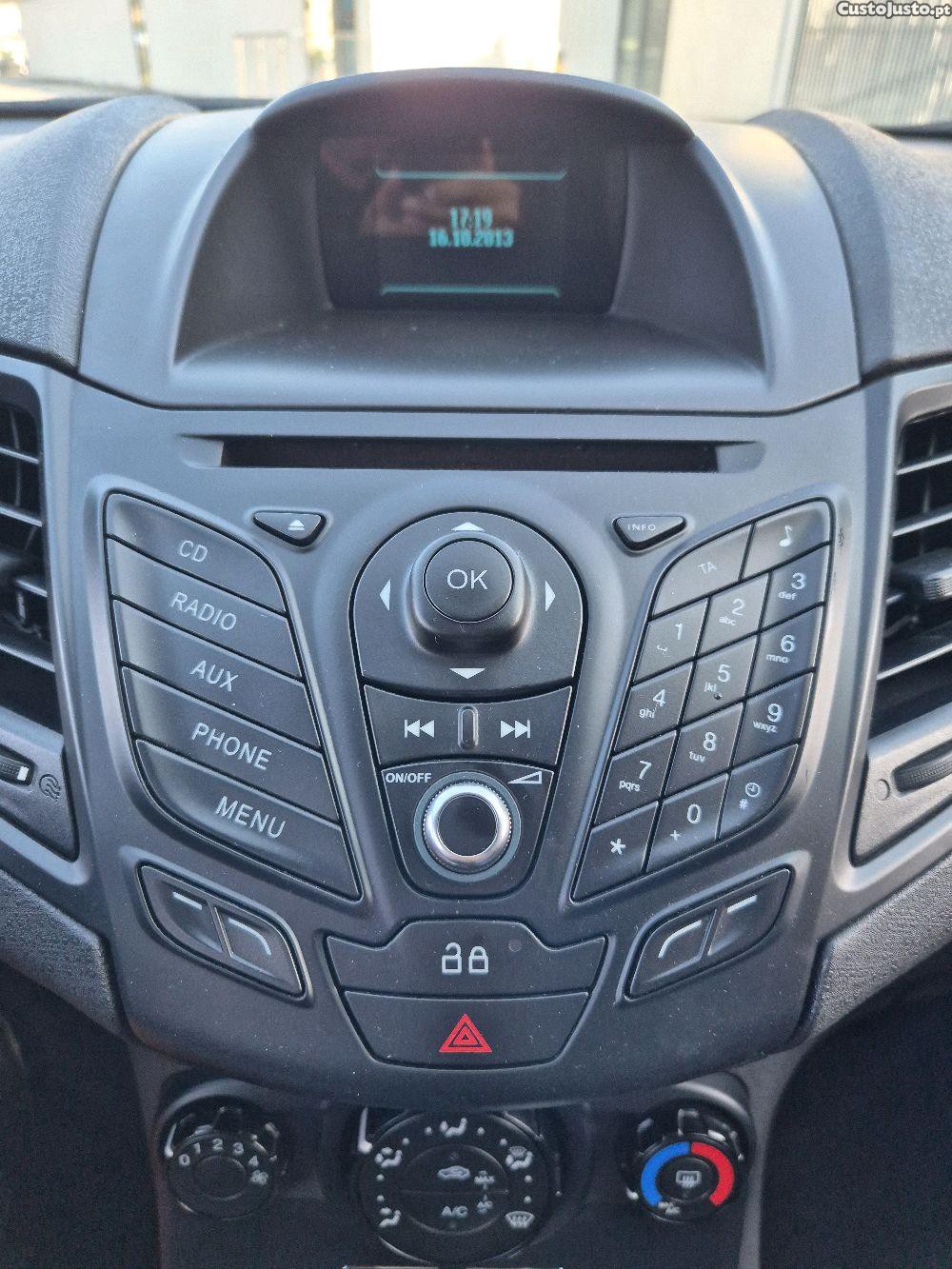 Ford Fiesta EcoBoost ST com pele desportiva — fotografia 8