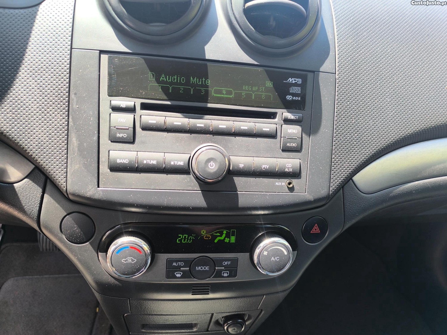 Chevrolet Aveo 1.4 Gasolina de 94 cavalos — fotografia 5