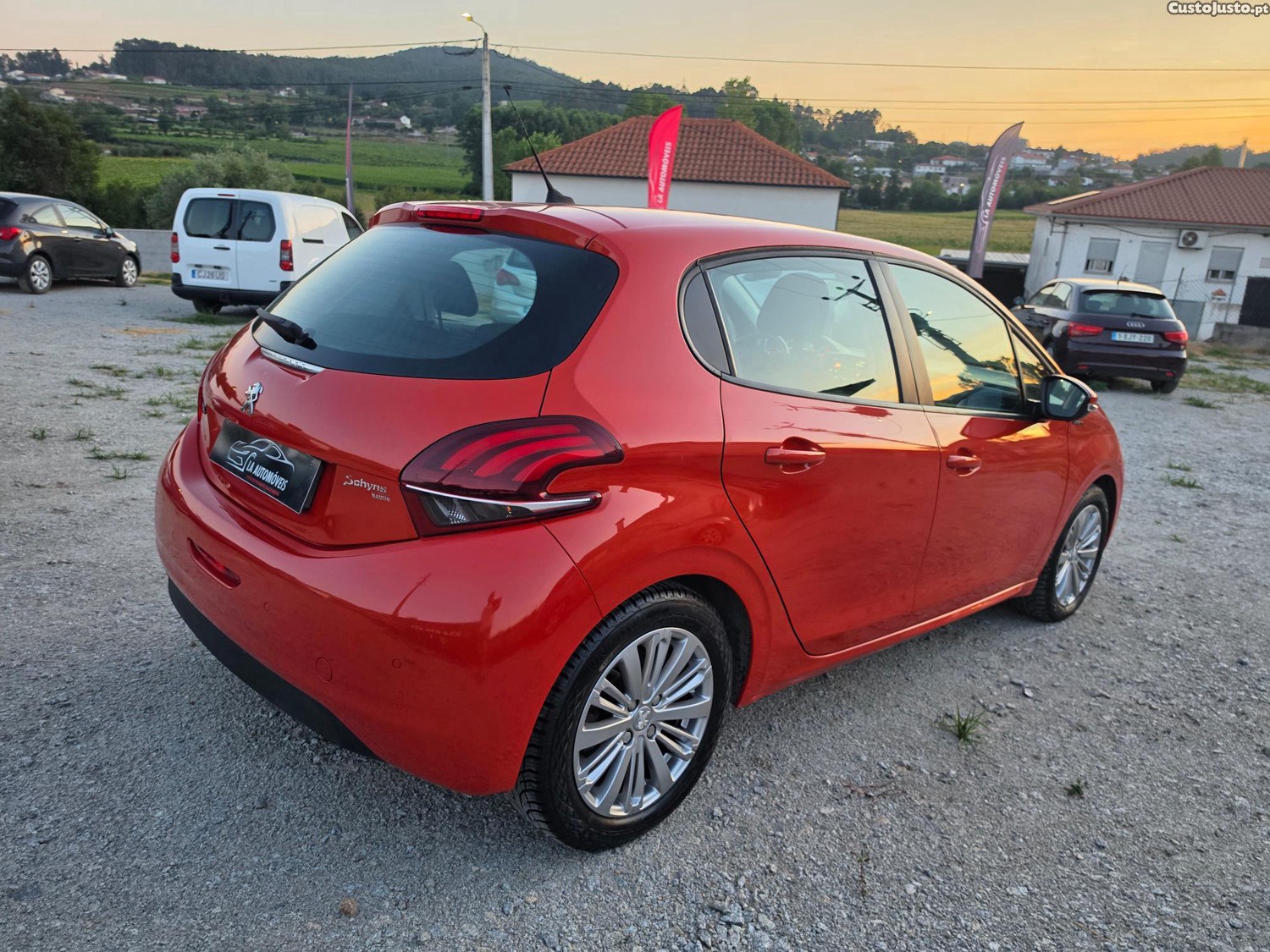 Peugeot 208 1.2 signature 110CVcomo novo 97000km — fotografia 9