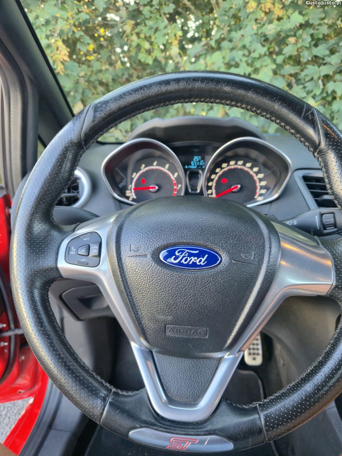 Ford Fiesta EcoBoost ST com pele desportiva — fotografia 6