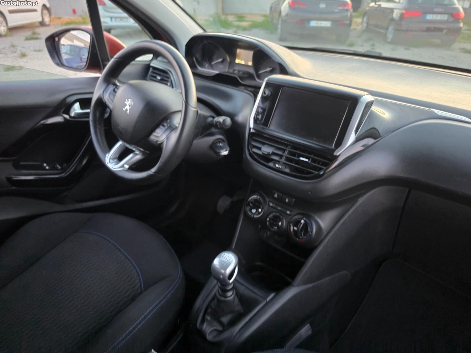 Peugeot 208 1.2 signature 110CVcomo novo 97000km — fotografia 6