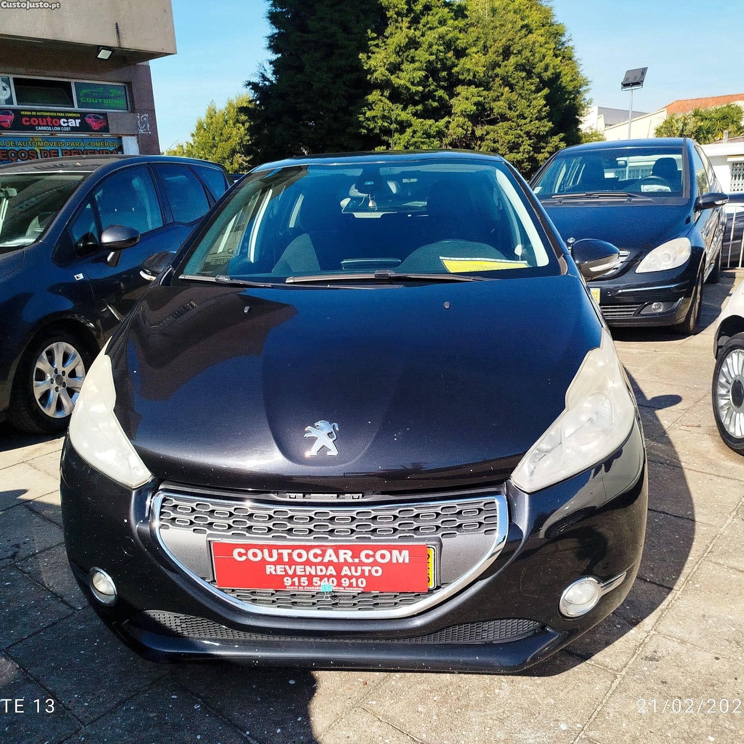 Peugeot 208 Diesel 5 LugLivro Revisoes. Viatura Nacional — fotografia 11