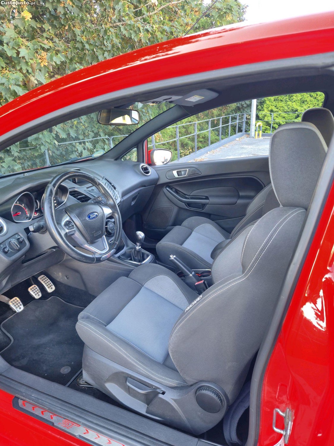 Ford Fiesta EcoBoost ST com pele desportiva — fotografia 3