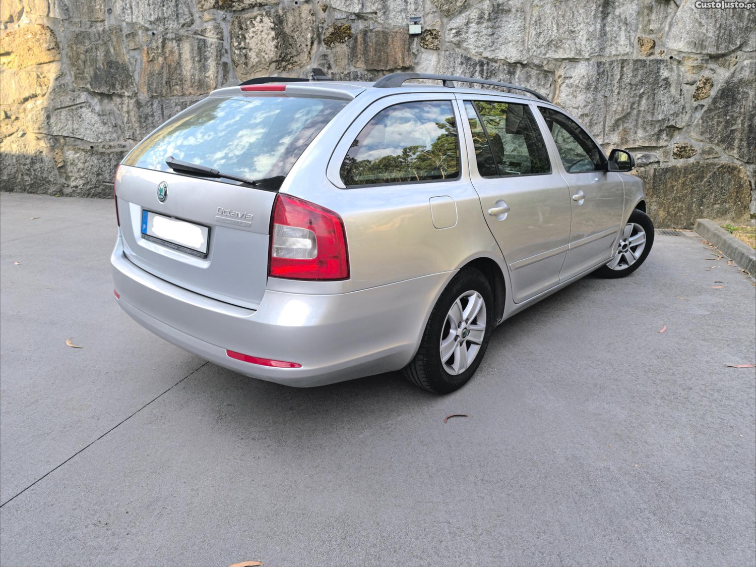 Skoda Octavia 1.6 TDI SW 105CV — fotografia 3