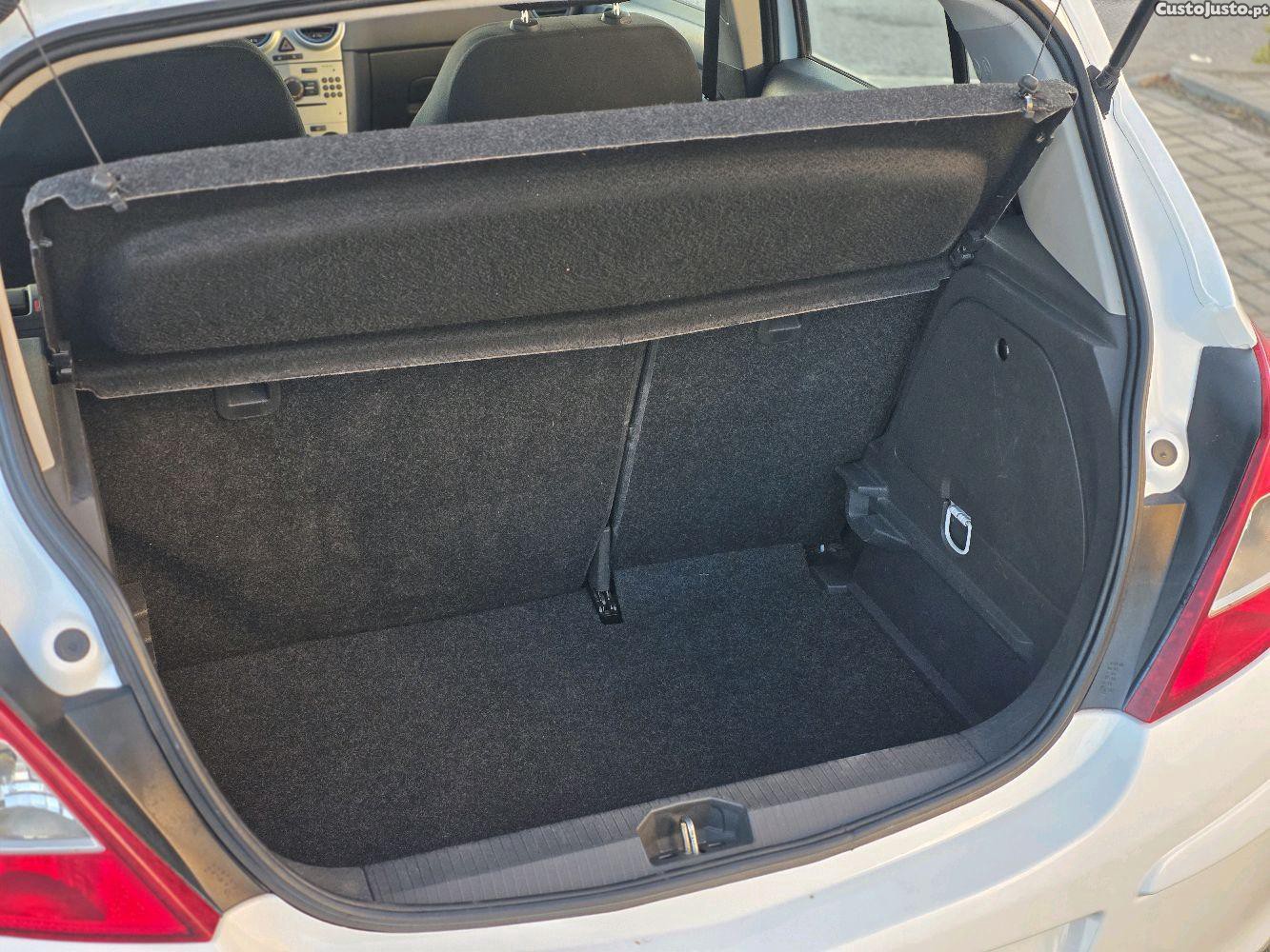 Opel Corsa D 1.2 (2010) — fotografia 3