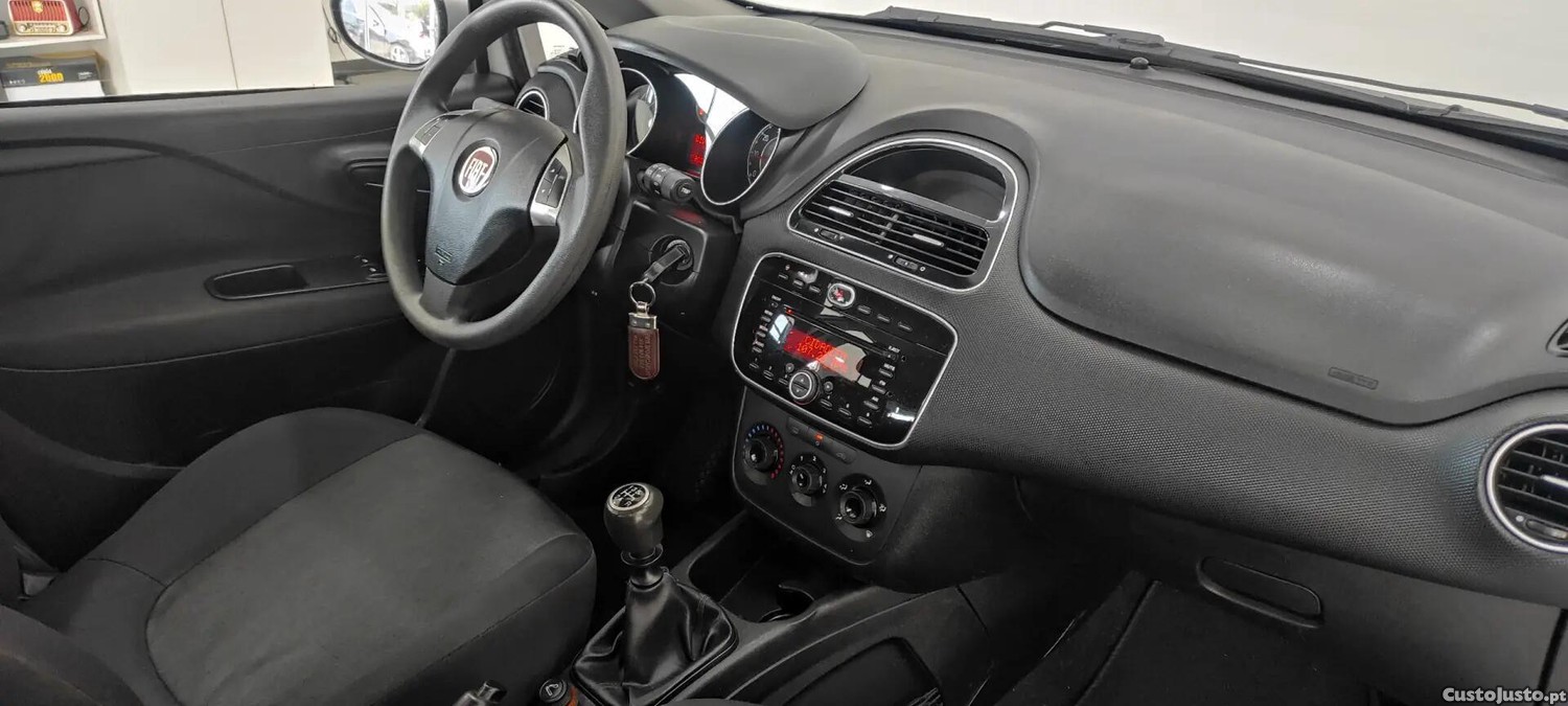 Fiat Punto 1.2 Young S&S — fotografia 9