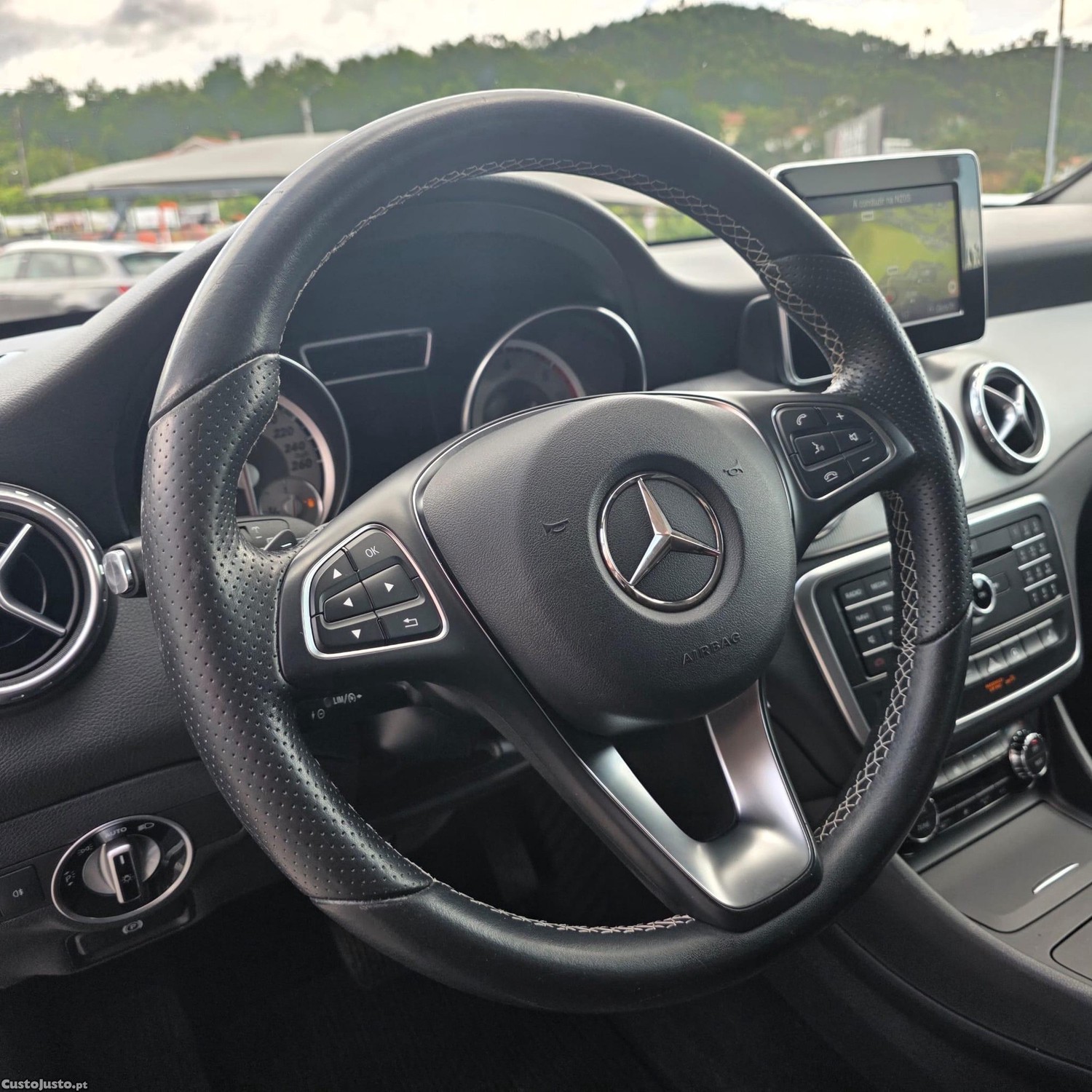 Mercedes-Benz GLA 180 CDI Urban Aut. — fotografia 11