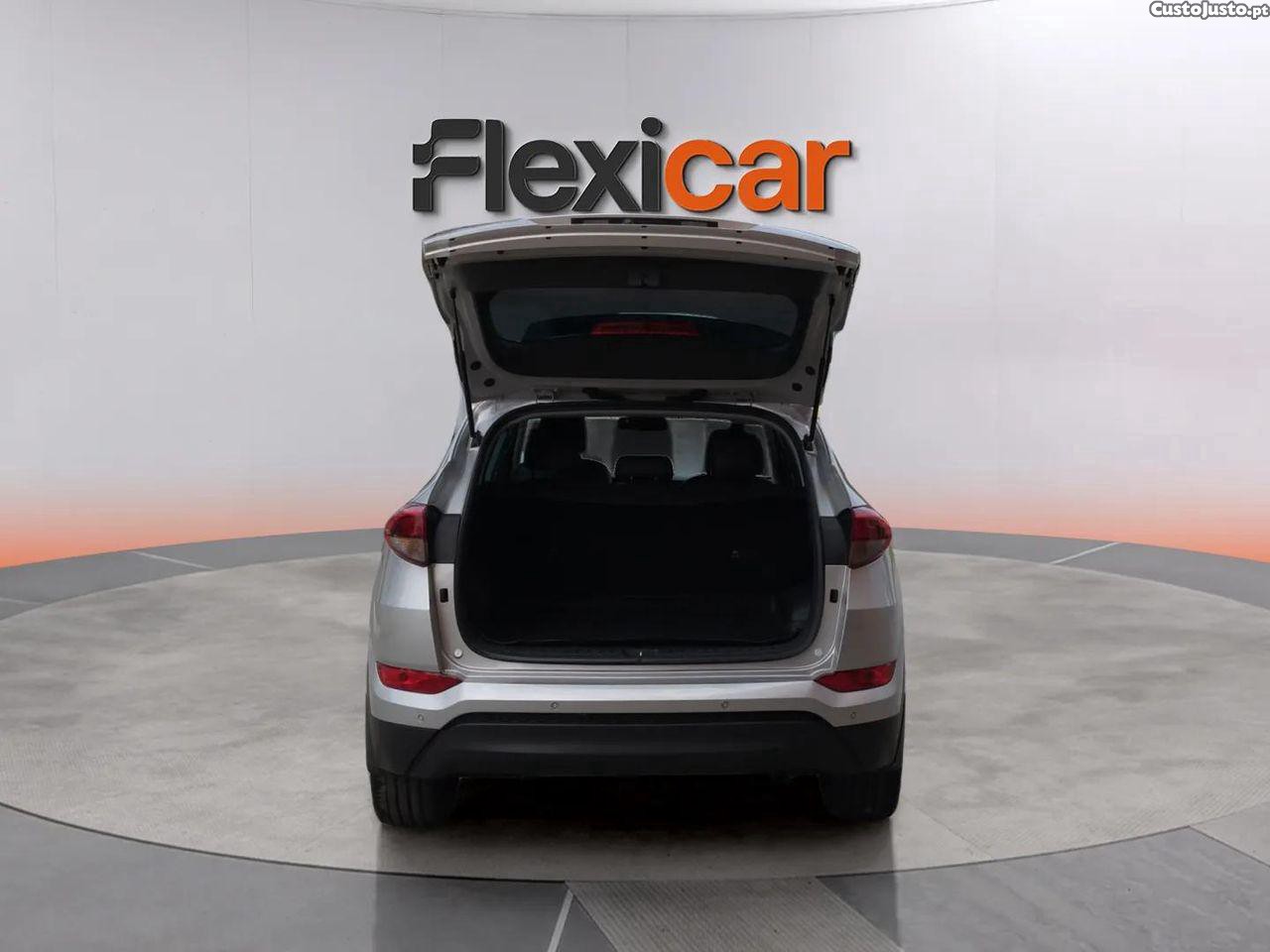 Hyundai Tucson 1.7 CRDi Premium DCT — fotografia 8