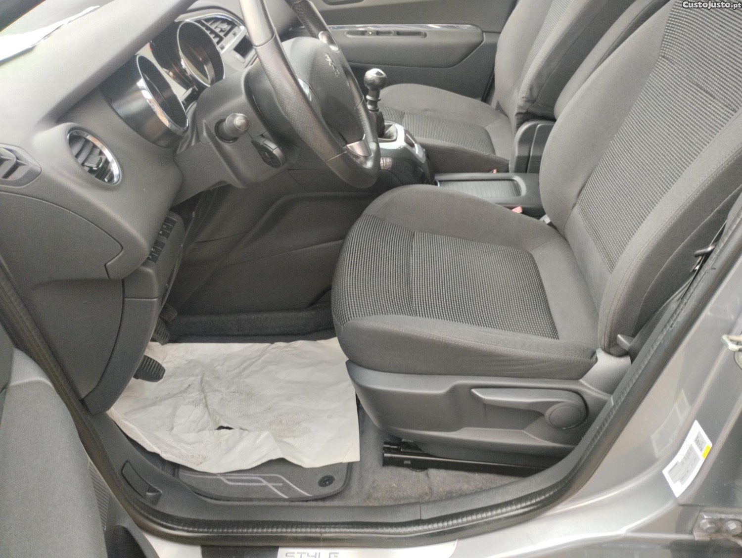 Peugeot 5008 Style 1.6Hdi de 120cv Nacional — fotografia 9