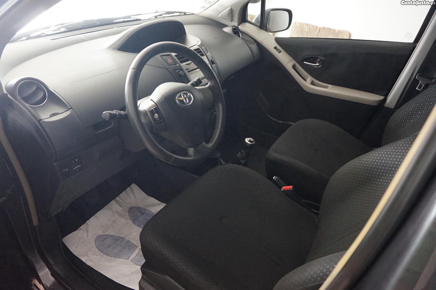 Toyota Yaris 1.0 — fotografia 7