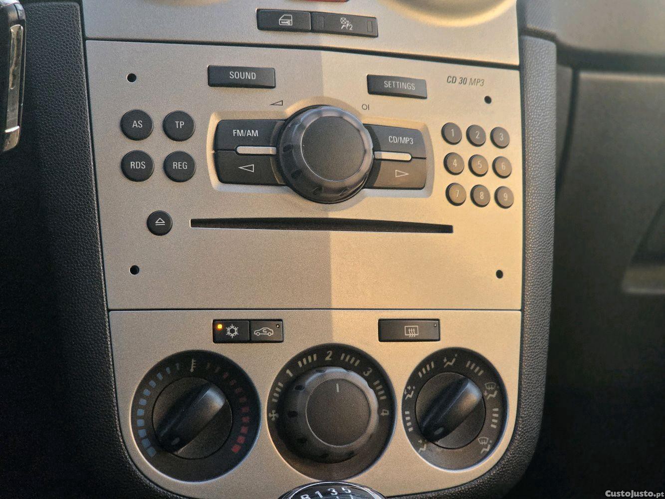 Opel Corsa D 1.2 (2010) — fotografia 2