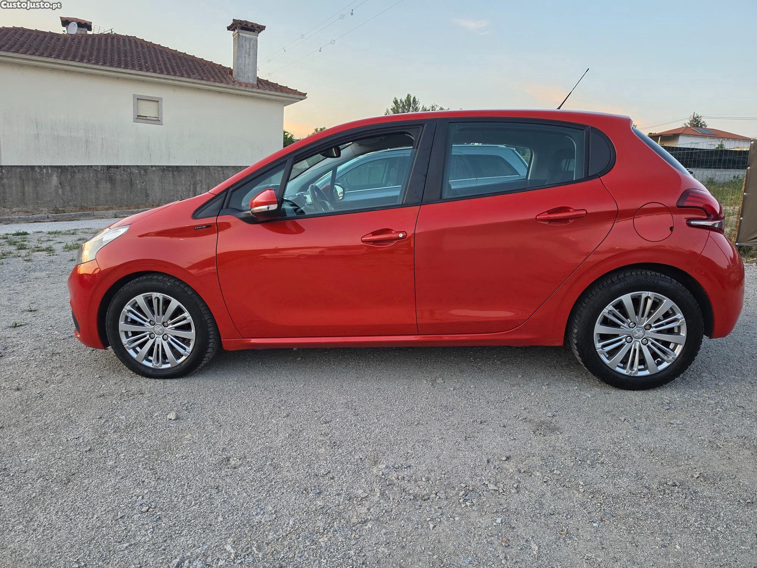 Peugeot 208 1.2 signature 110CVcomo novo 97000km — fotografia 11