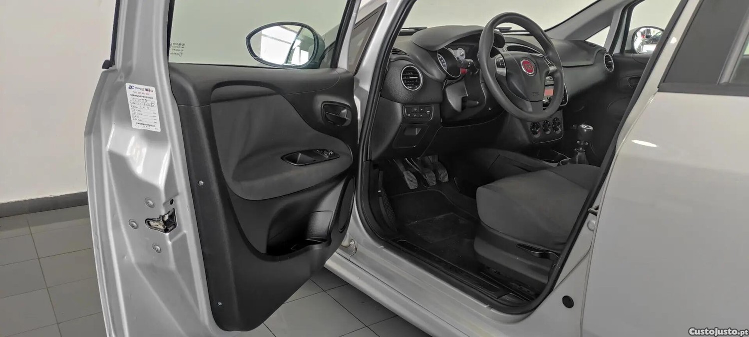 Fiat Punto 1.2 Young S&S — fotografia 17