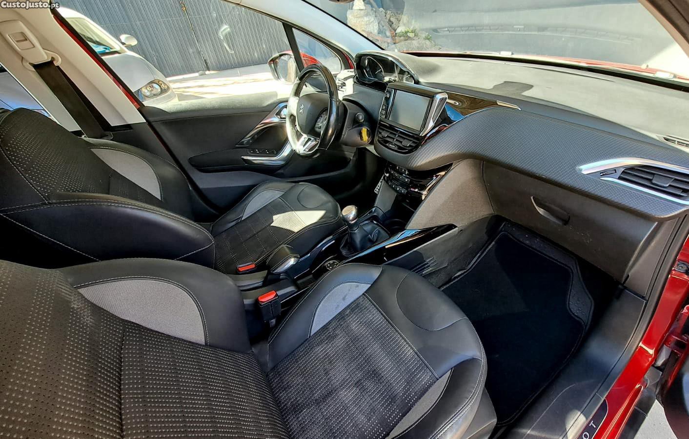 Peugeot 2008 1.2 PureTech Allure — fotografia 10