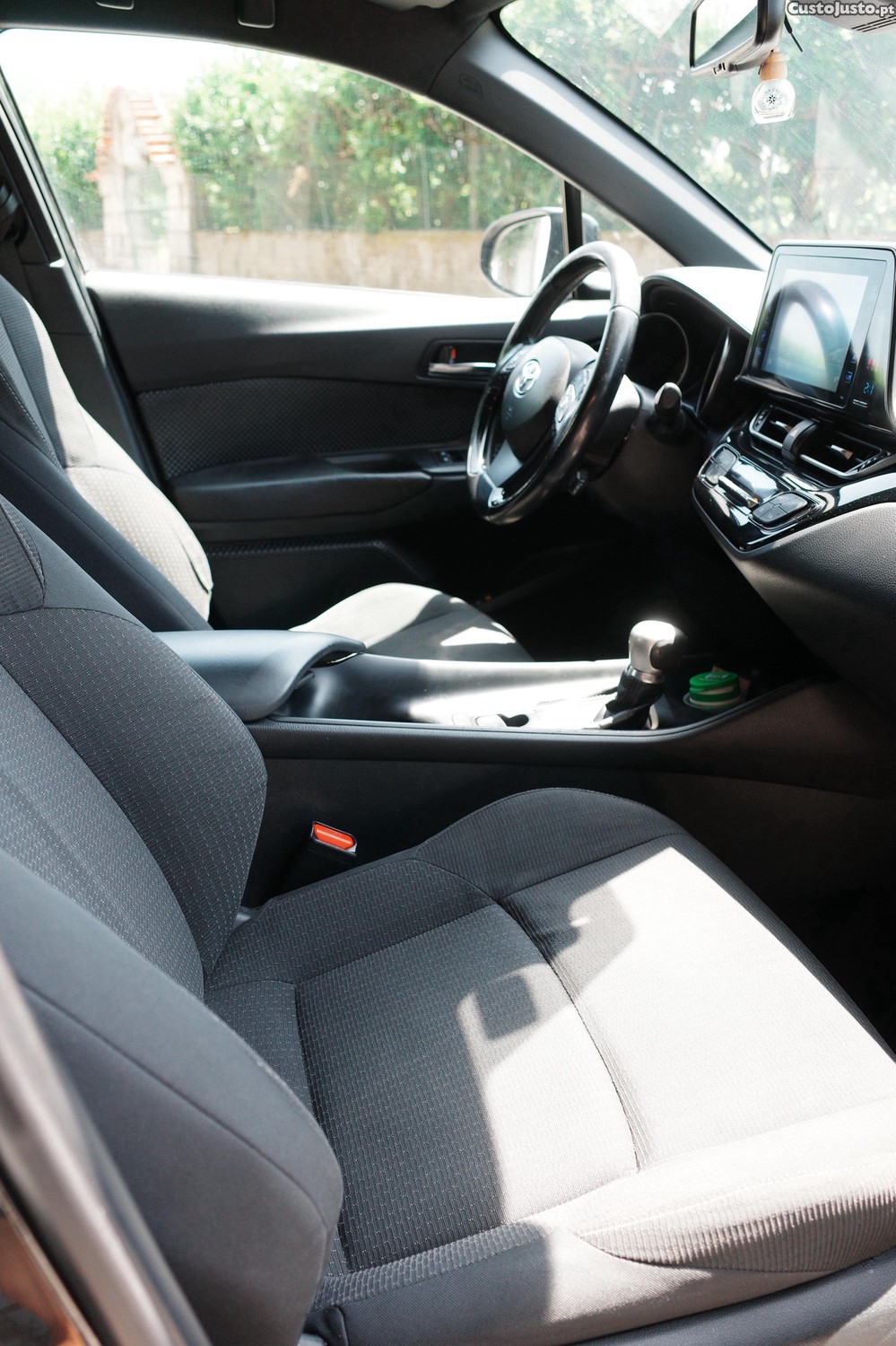 Toyota C-HR 1.8 Hybrido/Gasolina — fotografia 3