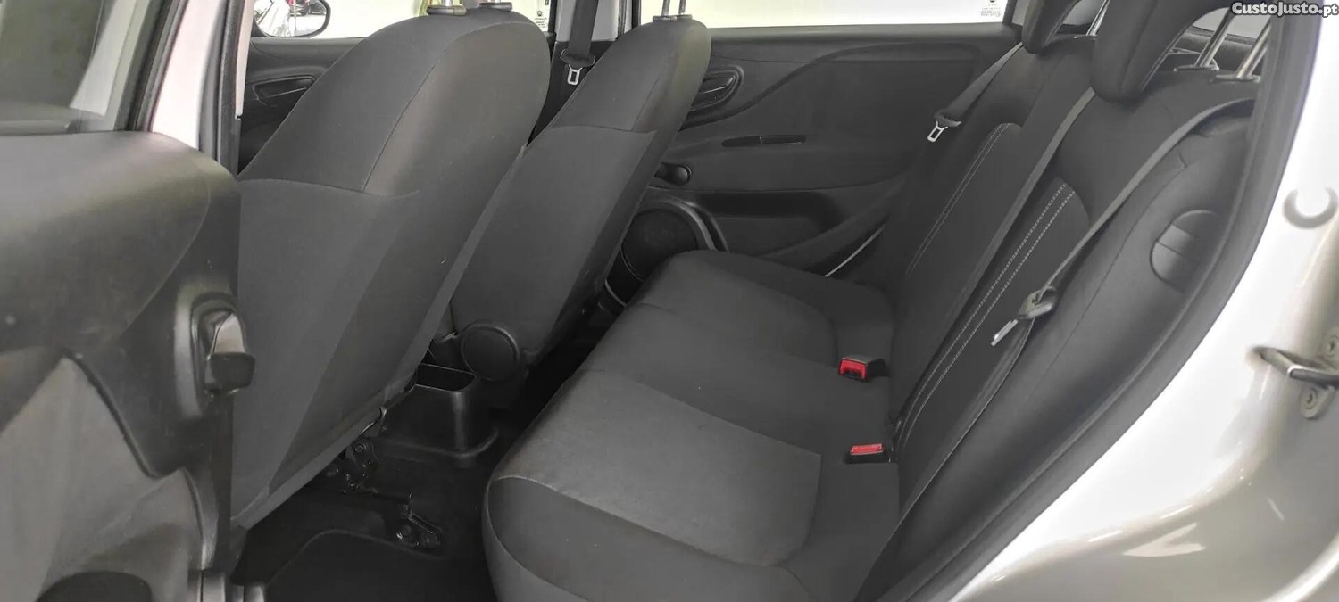 Fiat Punto 1.2 Young S&S — fotografia 26