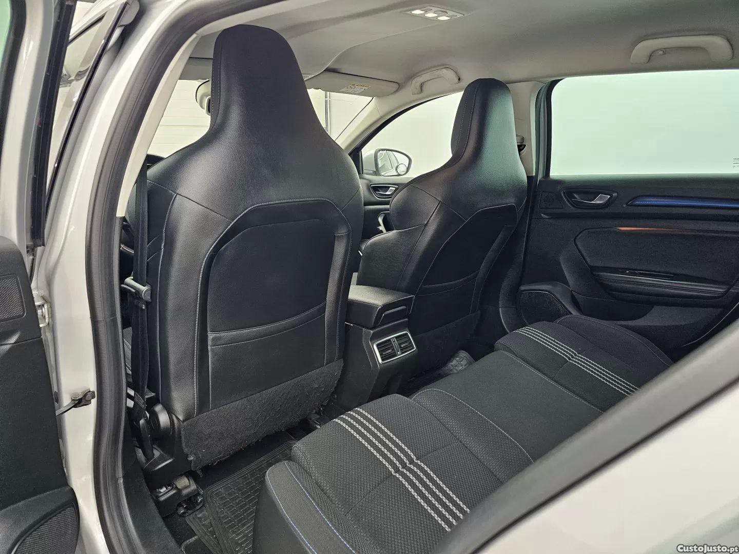 Renault Mégane 1.5 blue dci gt line edc — fotografia 8