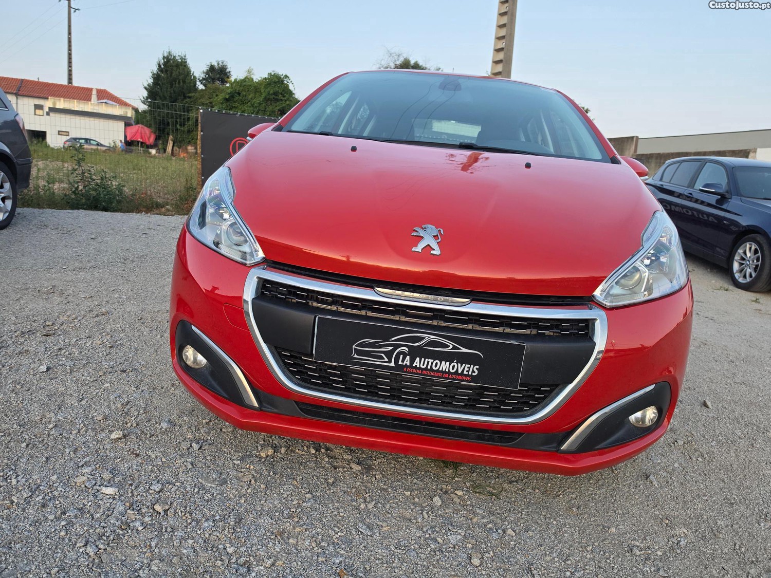 Peugeot 208 1.2 signature 110CVcomo novo 97000km — fotografia 15