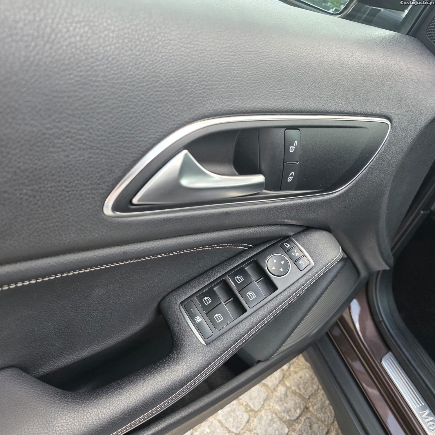 Mercedes-Benz GLA 180 CDI Urban Aut. — fotografia 13