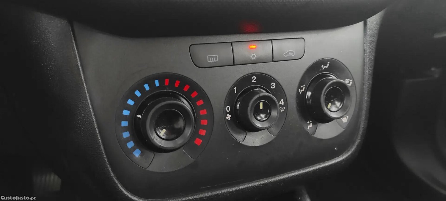 Fiat Punto 1.2 Young S&S — fotografia 2