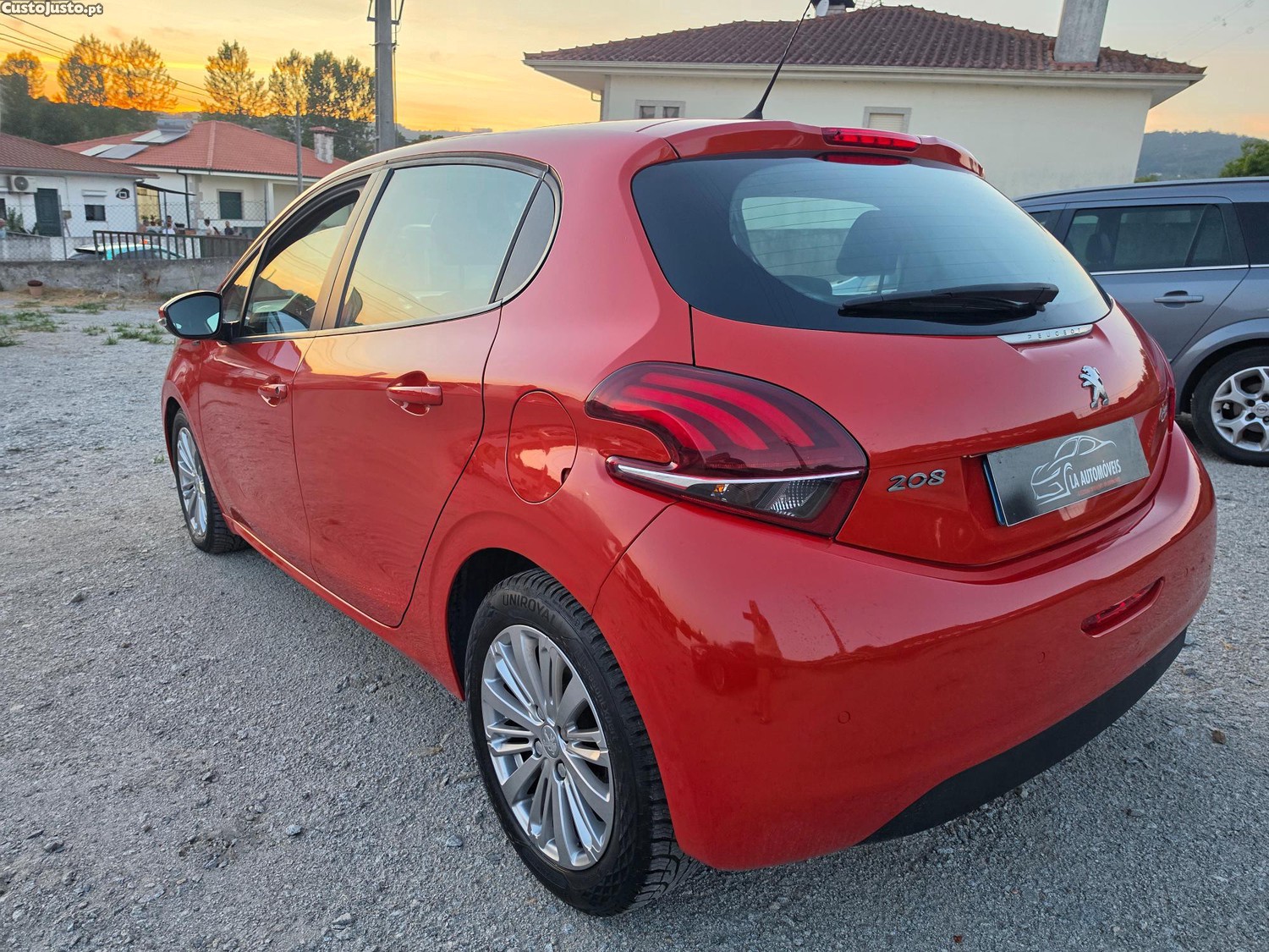 Peugeot 208 1.2 signature 110CVcomo novo 97000km — fotografia 8