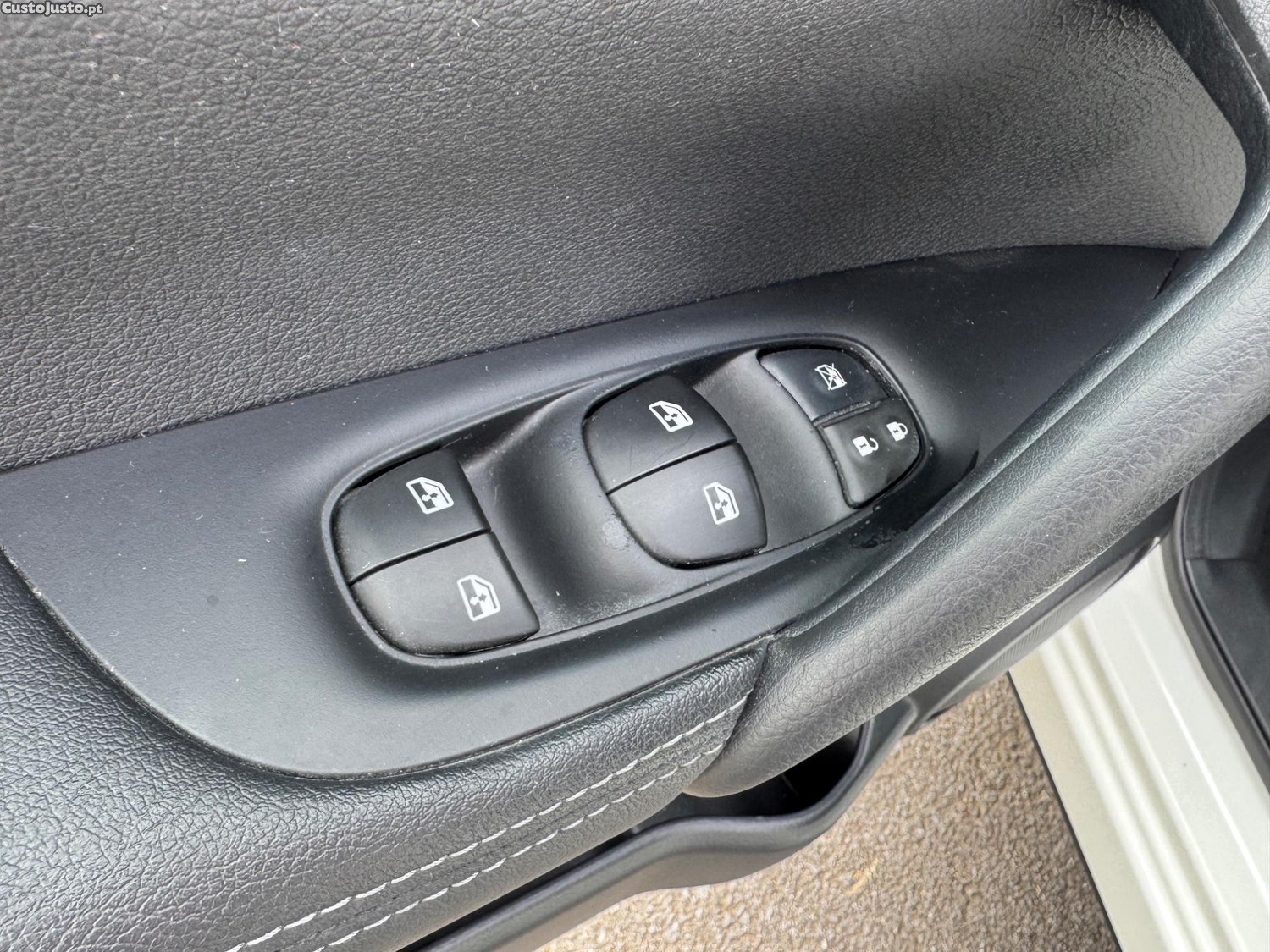 Nissan Qashqai Diesel 115CV Versão White And Black — fotografia 10