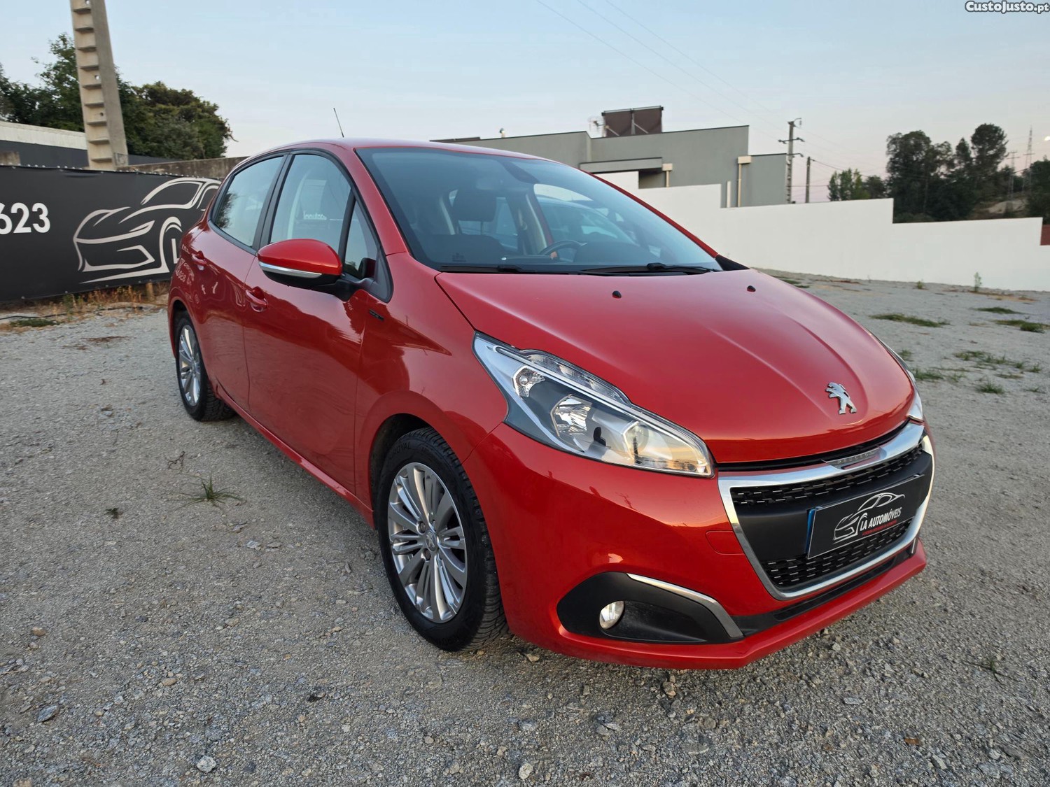 Peugeot 208 1.2 signature 110CVcomo novo 97000km — fotografia 16